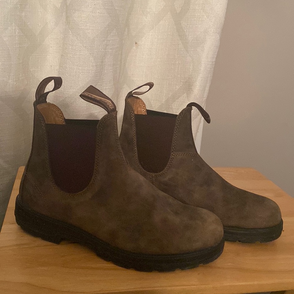 Brown blundstone boots